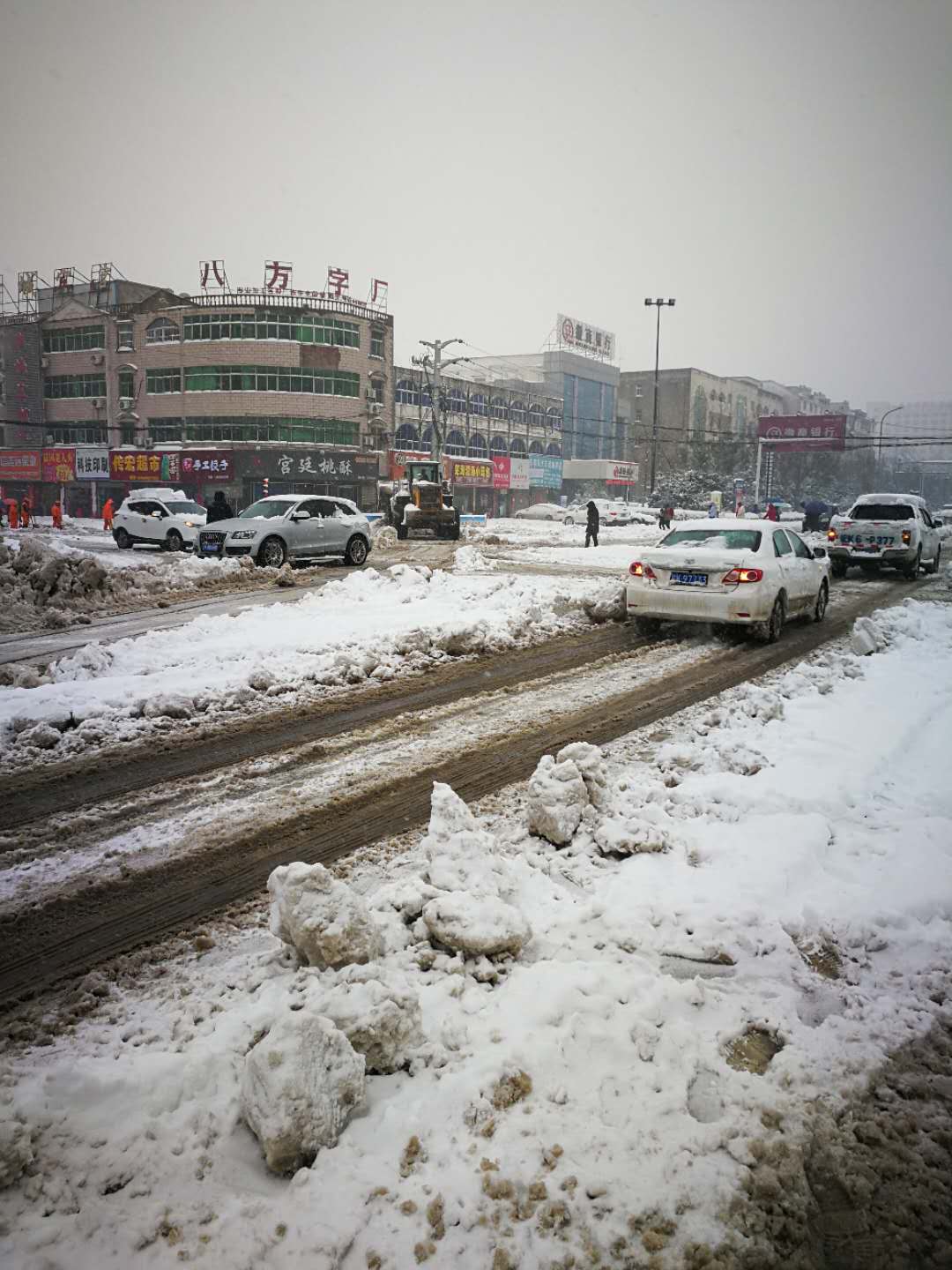 大雪中的英雄 --我局颍上项目指挥部帮助县城人民清除积雪